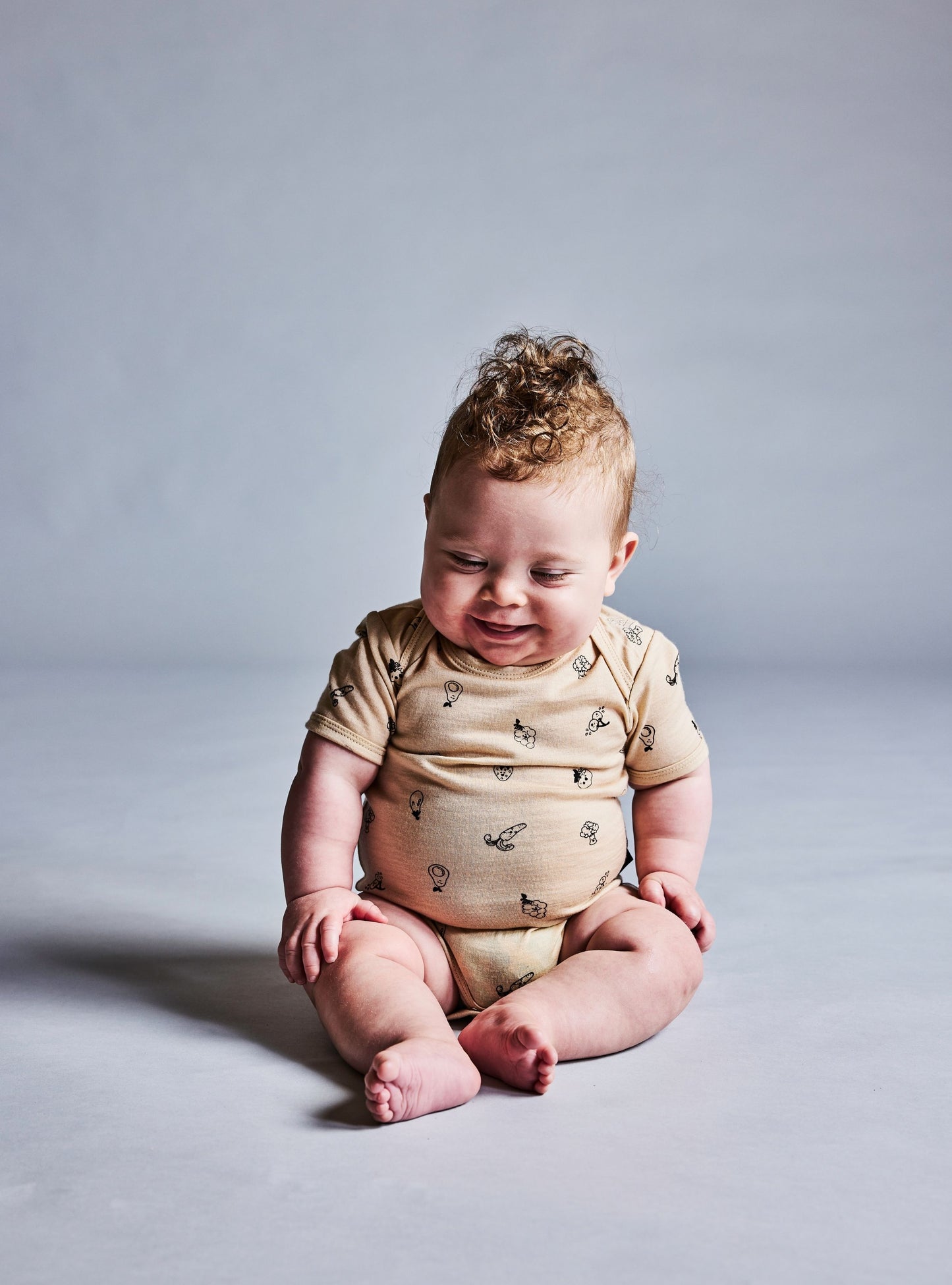 Little Flock of Horrors Merino Baby Short-sleeved Printed Bodysuit I Taupe with Nature Print